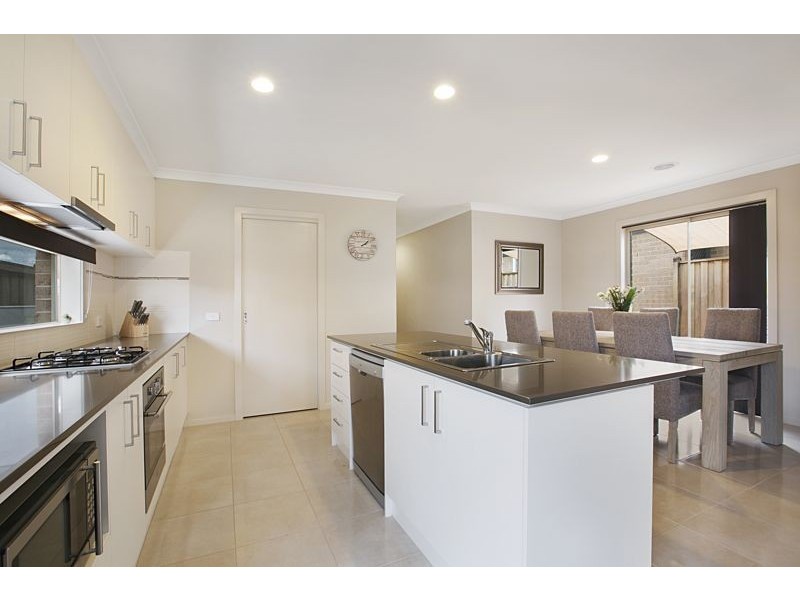 17 Crowe Avenue, Cranbourne West VIC 3977