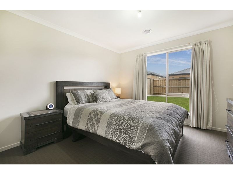 17 Crowe Avenue, Cranbourne West VIC 3977