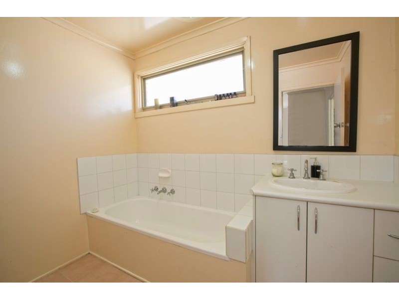 8 Lorna Street, Cranbourne VIC 3977