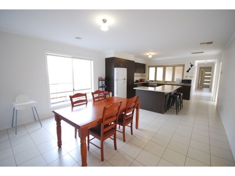 66 Sussex Avenue, Cranbourne North VIC 3977