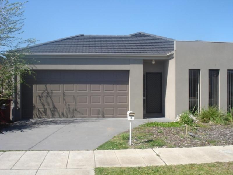 8 BOLDERWOOD PLACE, Lynbrook VIC 3975