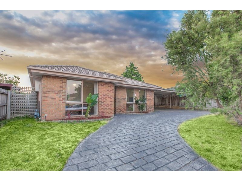13 Maltravers Crescent, Cranbourne North VIC 3977