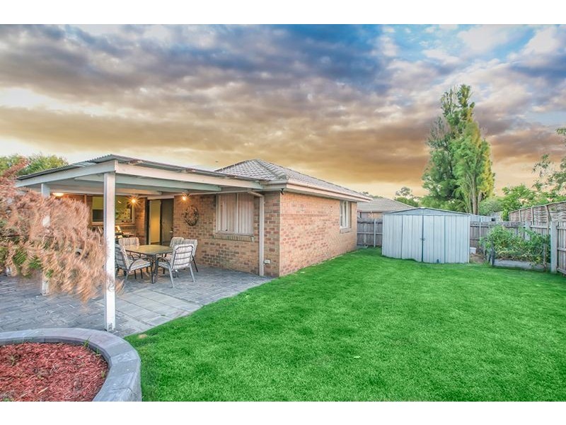 13 Maltravers Crescent, Cranbourne North VIC 3977