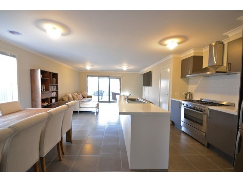 7 Cloverbank Drive, Cranbourne East VIC 3977