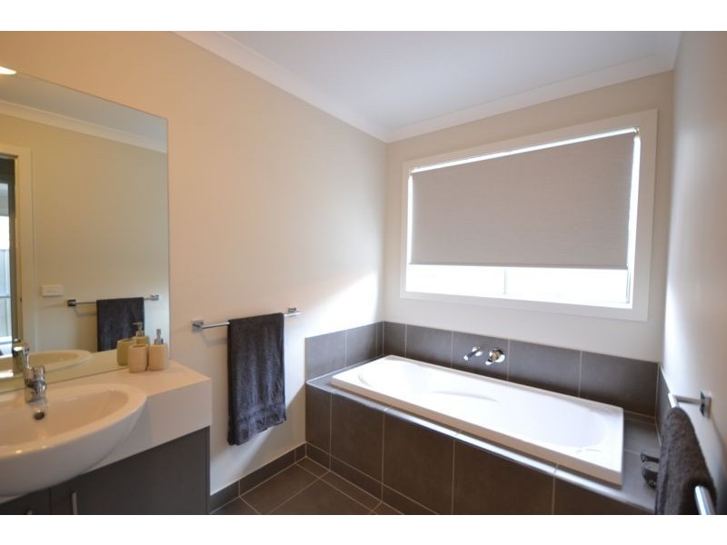 7 Cloverbank Drive, Cranbourne East VIC 3977