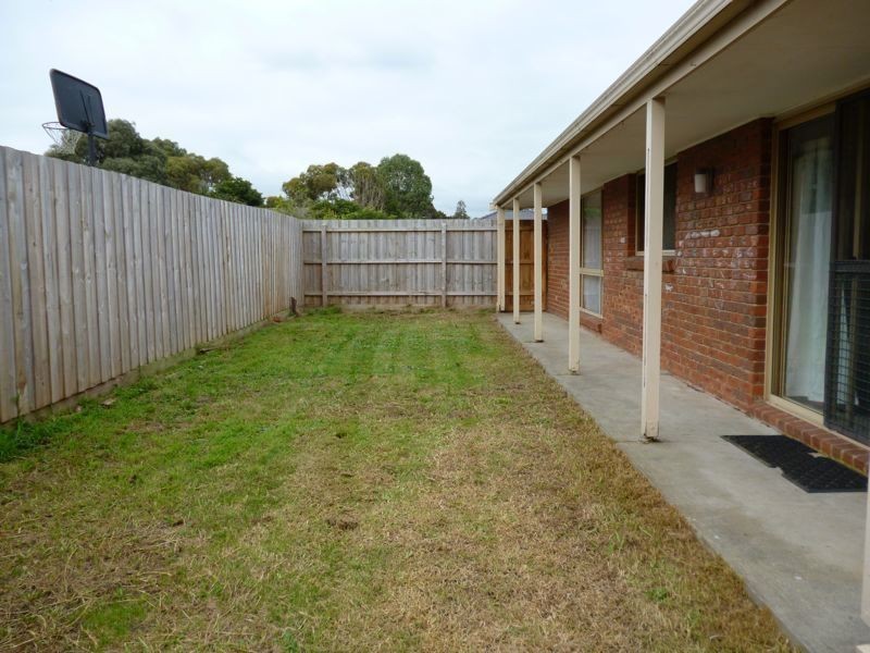 2/12 Endeavour Drive, Cranbourne North VIC 3977