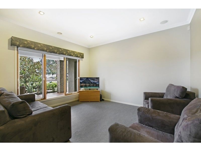 16 Kindred Avenue, Cranbourne North VIC 3977