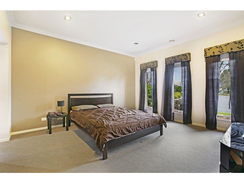 16 Kindred Avenue, Cranbourne North VIC 3977