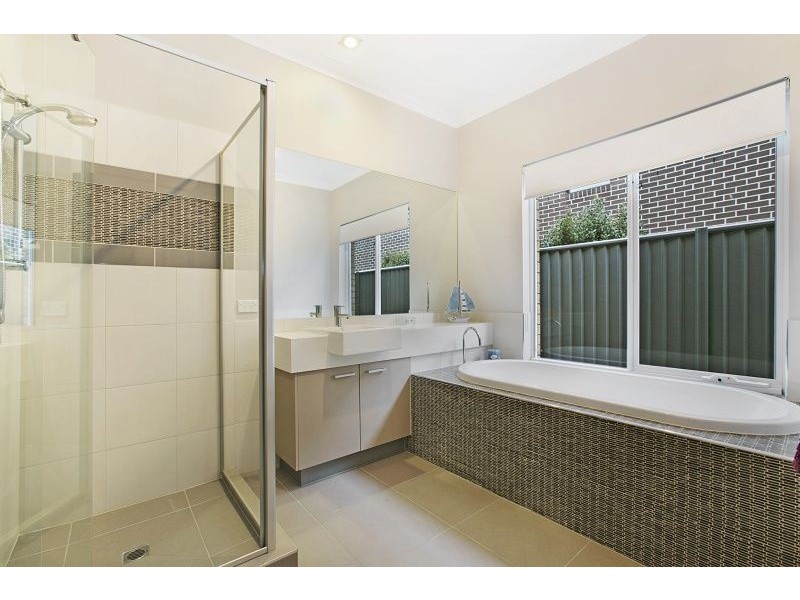 16 Kindred Avenue, Cranbourne North VIC 3977