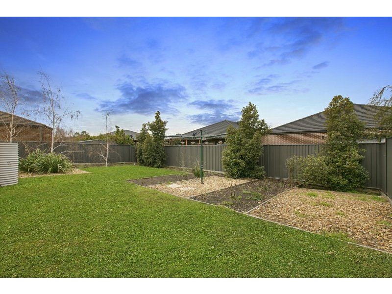 16 Kindred Avenue, Cranbourne North VIC 3977