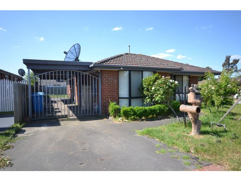 19 Broome Crescent, Cranbourne North VIC 3977