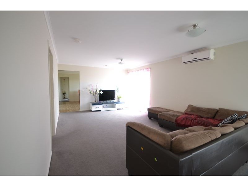 6 Danita Way, Cranbourne West VIC 3977