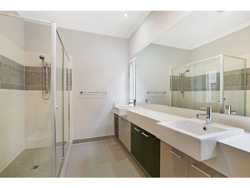 16 Kindred Avenue, Cranbourne North VIC 3977