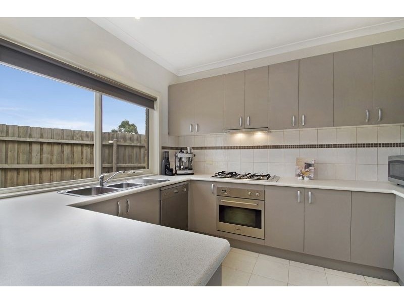 2/55 Sunningdale Crescent, Cranbourne VIC 3977