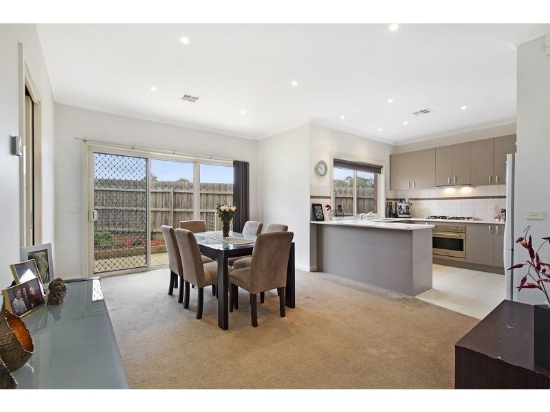 2/55 Sunningdale Crescent, Cranbourne VIC 3977