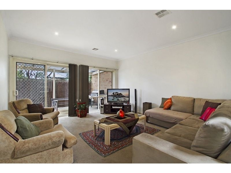 2/55 Sunningdale Crescent, Cranbourne VIC 3977