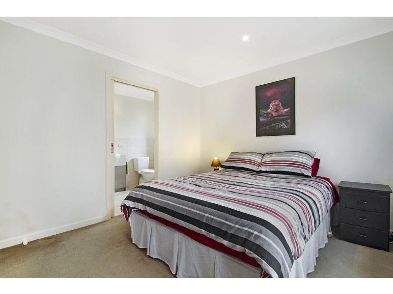 2/55 Sunningdale Crescent, Cranbourne VIC 3977