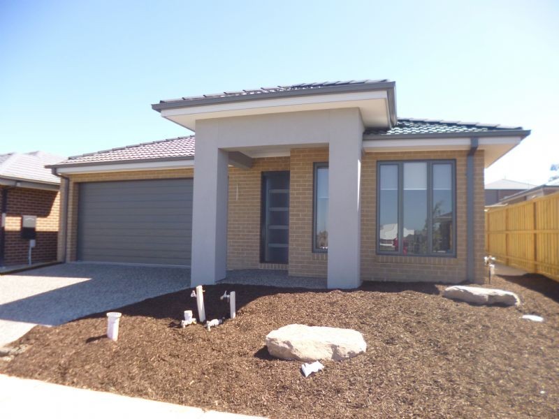 14 Royaloak Crescent, Cranbourne East VIC 3977