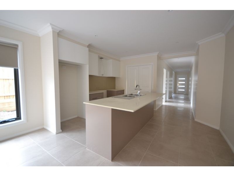 14 Royaloak Crescent, Cranbourne East VIC 3977