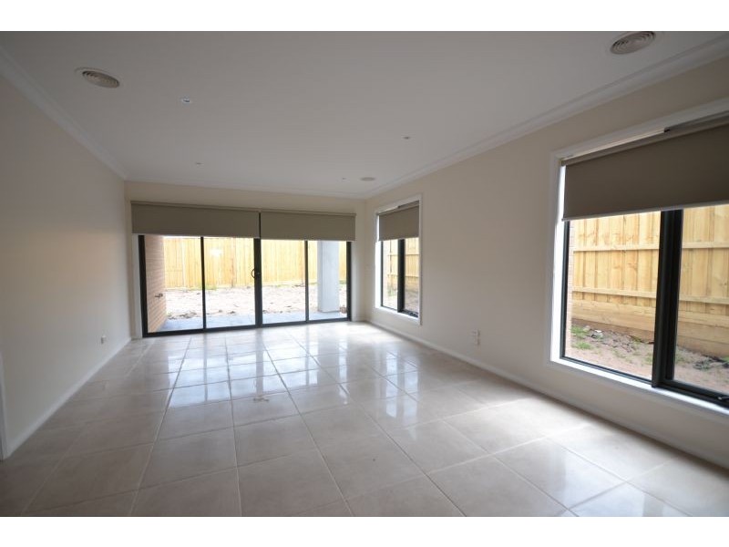 14 Royaloak Crescent, Cranbourne East VIC 3977