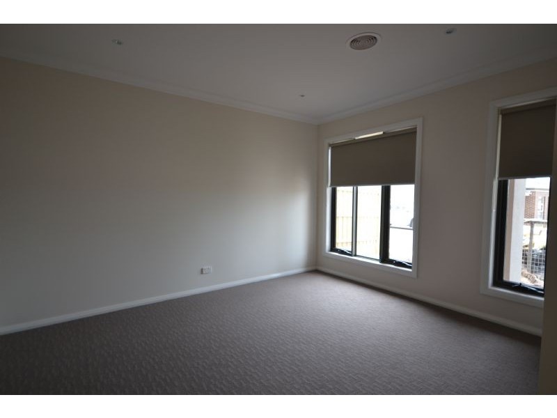 14 Royaloak Crescent, Cranbourne East VIC 3977