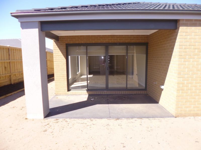 14 Royaloak Crescent, Cranbourne East VIC 3977