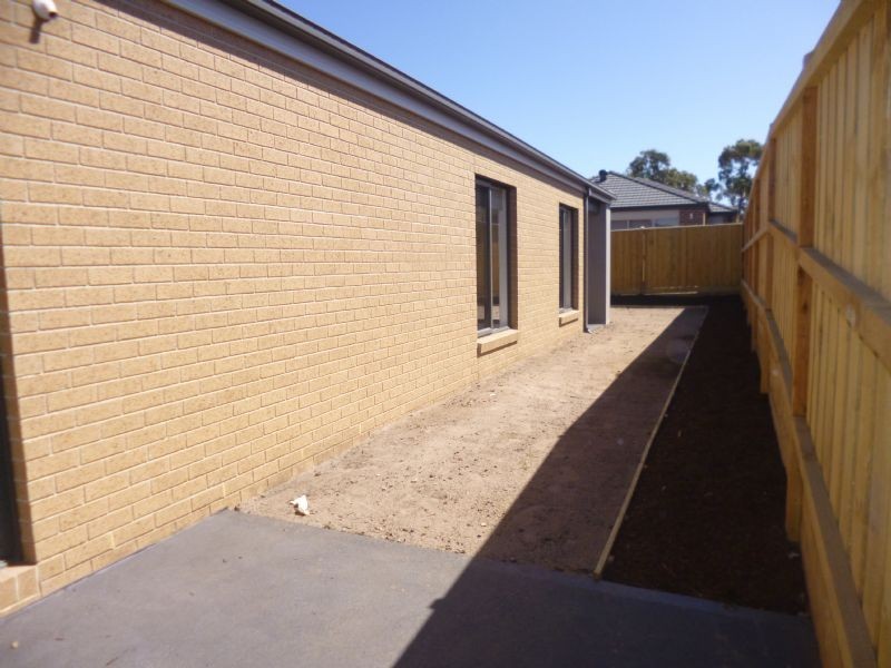 14 Royaloak Crescent, Cranbourne East VIC 3977