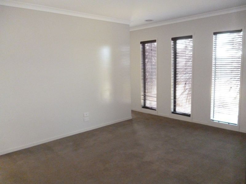 25 Downing Square, Pakenham VIC 3810