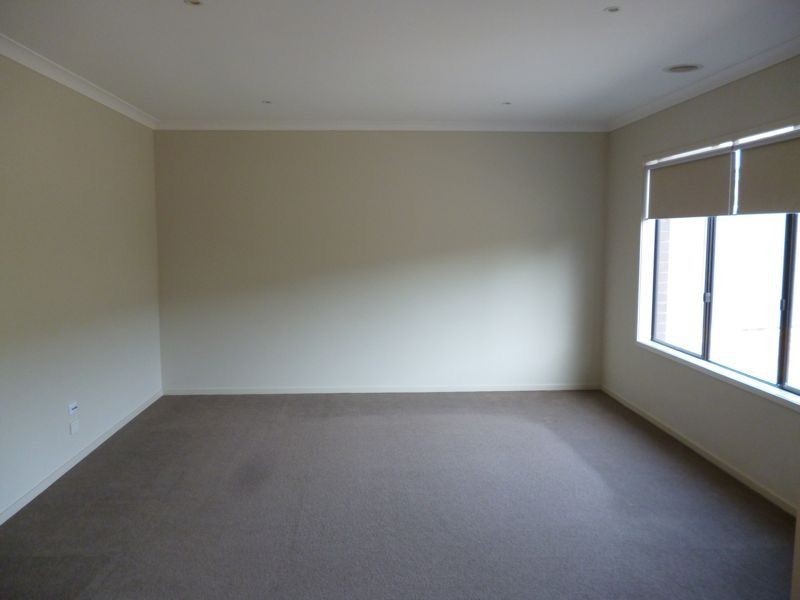 25 Downing Square, Pakenham VIC 3810