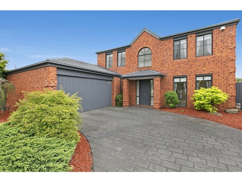 17 Daphne Way, Cranbourne North VIC 3977