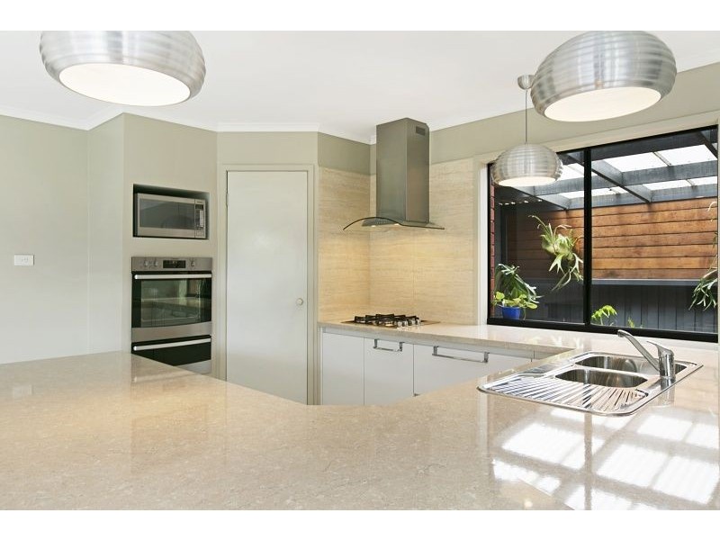 17 Daphne Way, Cranbourne North VIC 3977