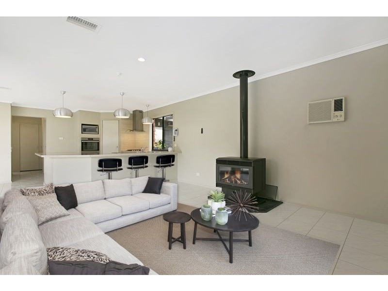 17 Daphne Way, Cranbourne North VIC 3977