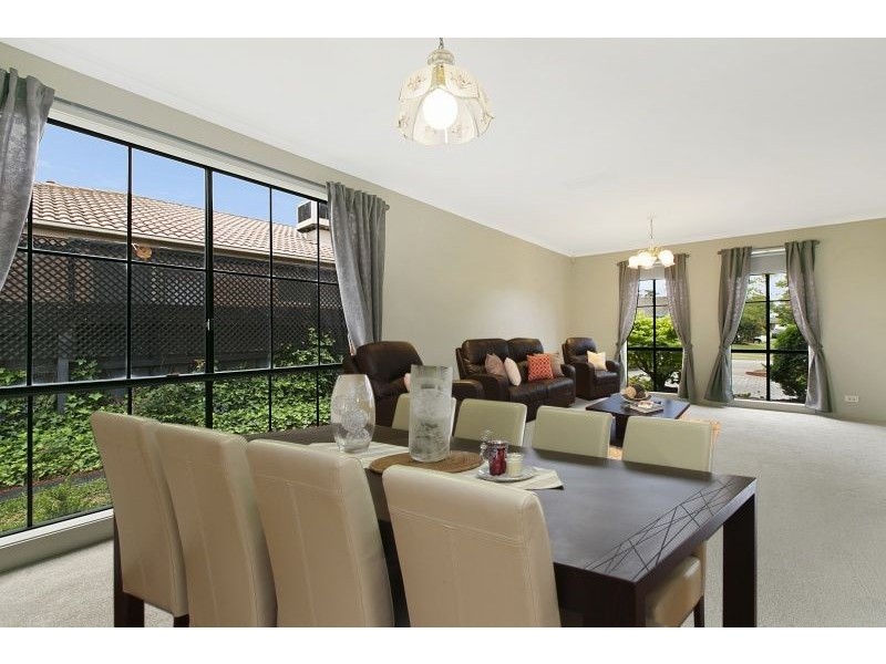 17 Daphne Way, Cranbourne North VIC 3977