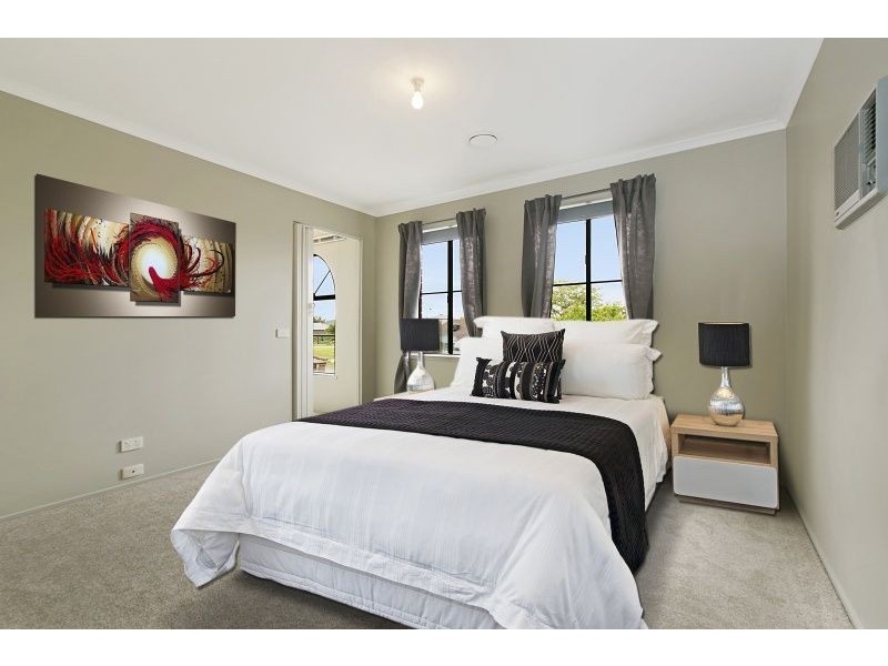 17 Daphne Way, Cranbourne North VIC 3977