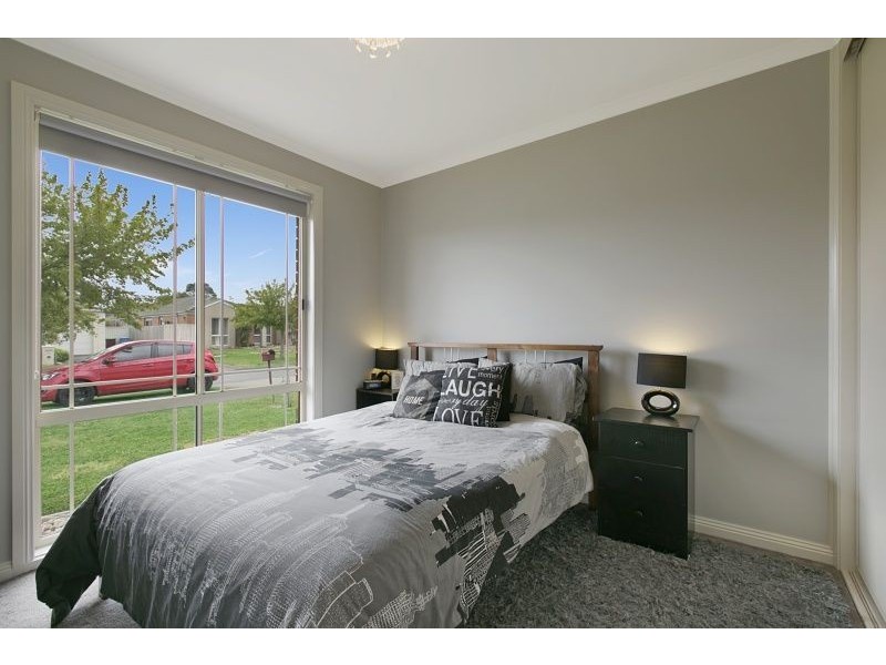5 Helmsdale Court, Cranbourne West VIC 3977