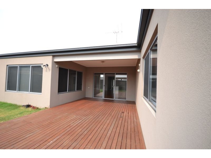 17 Cerbera Bend, Cranbourne North VIC 3977