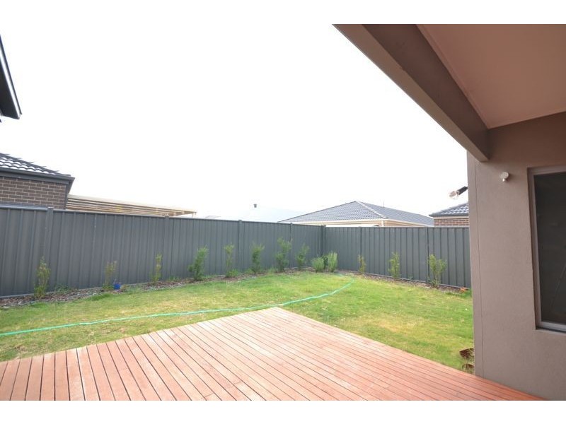17 Cerbera Bend, Cranbourne North VIC 3977