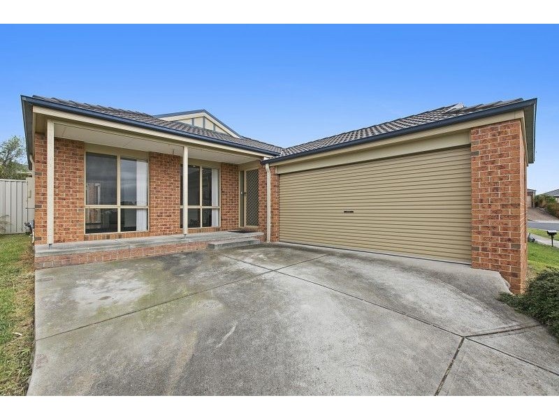 4 Cardiff Grove, Cranbourne East VIC 3977