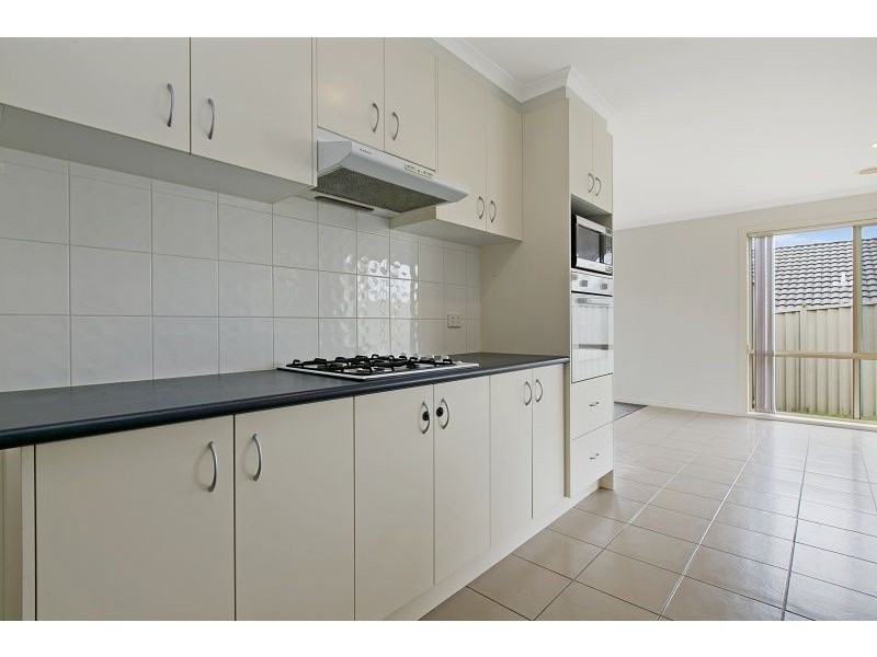 4 Cardiff Grove, Cranbourne East VIC 3977