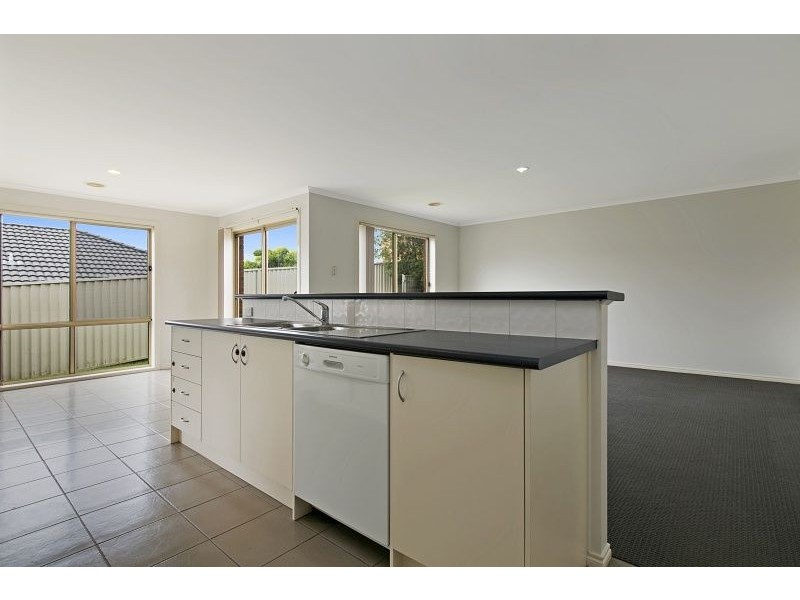 4 Cardiff Grove, Cranbourne East VIC 3977