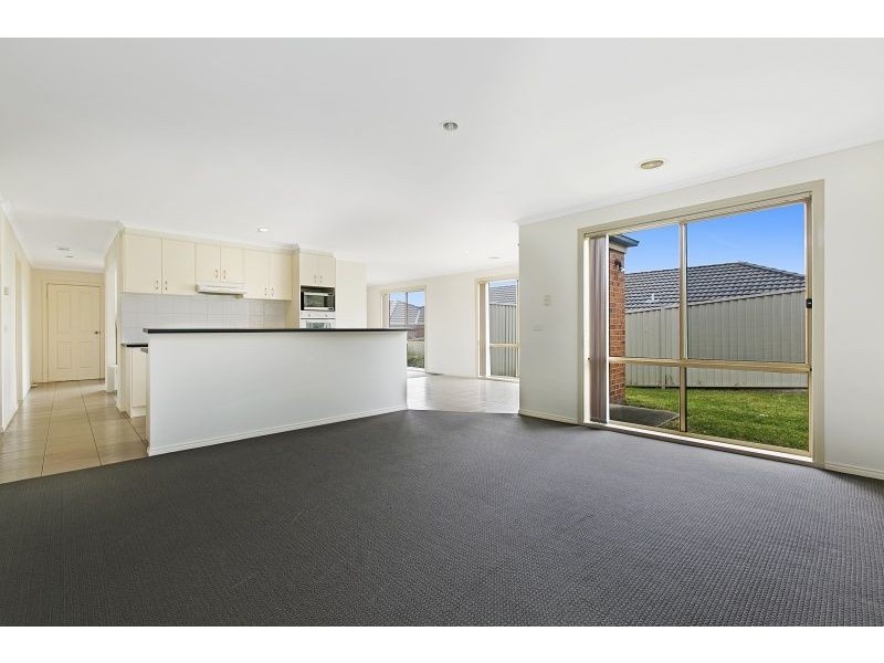 4 Cardiff Grove, Cranbourne East VIC 3977