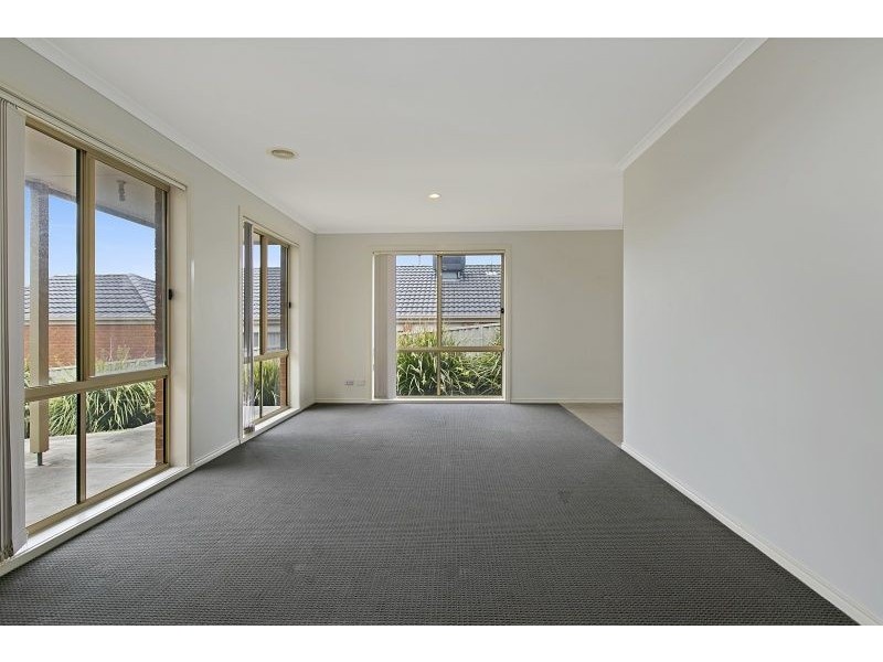 4 Cardiff Grove, Cranbourne East VIC 3977