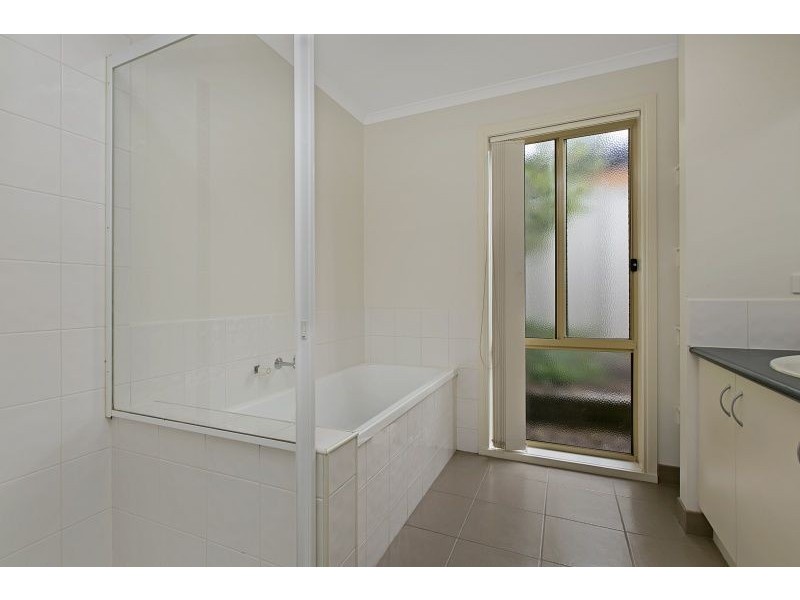 4 Cardiff Grove, Cranbourne East VIC 3977