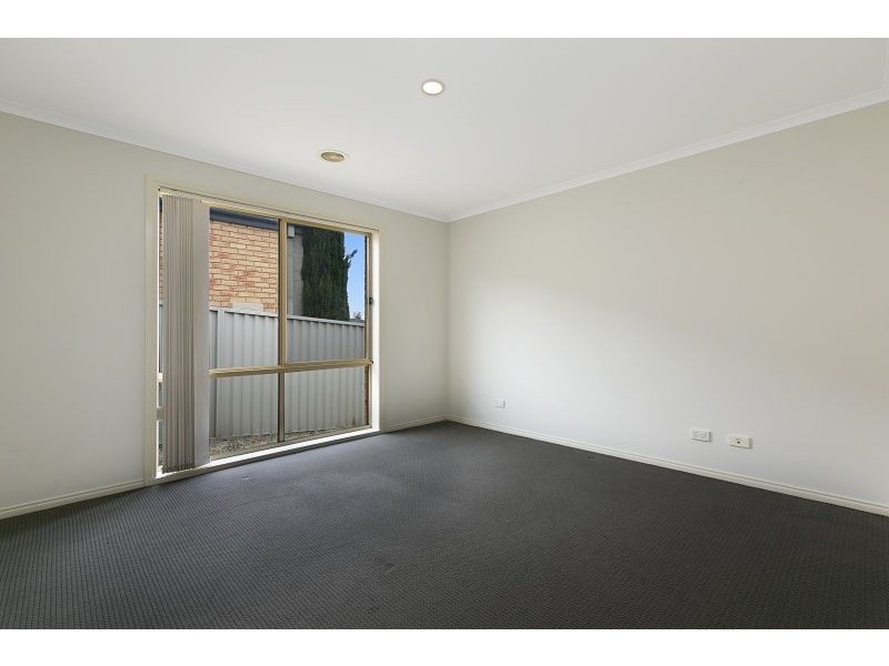 4 Cardiff Grove, Cranbourne East VIC 3977