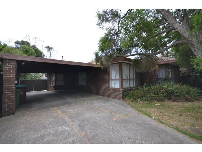 15 Clairmont Avenue, Cranbourne VIC 3977