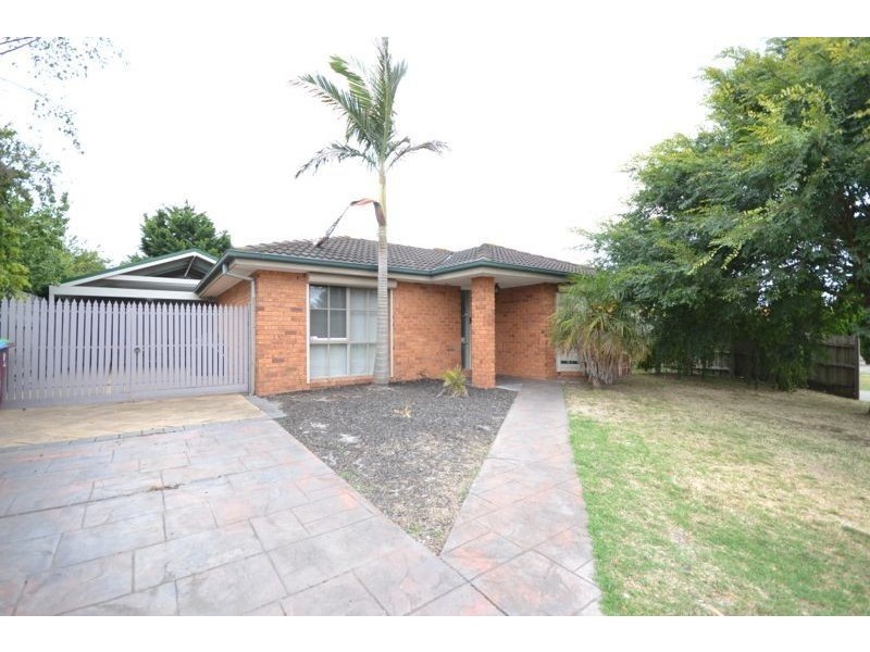 34 Andrea Crescent, Cranbourne North VIC 3977