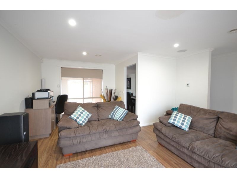 34 Andrea Crescent, Cranbourne North VIC 3977