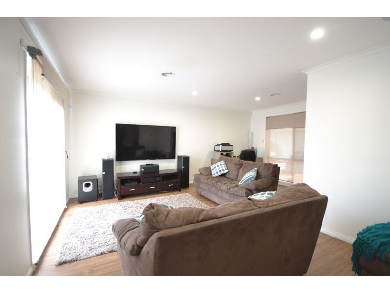 34 Andrea Crescent, Cranbourne North VIC 3977