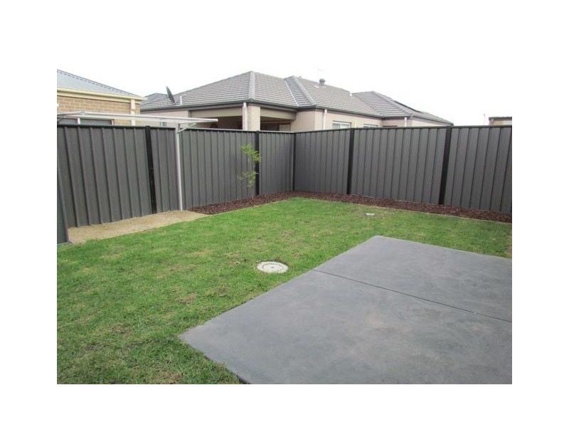 18 Selandra Boulevard, Clyde North VIC 3978