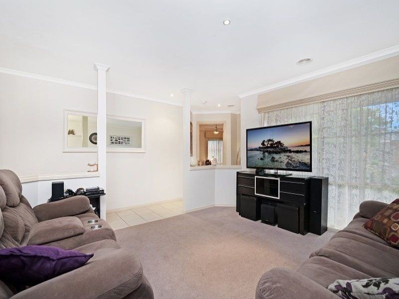 10 Gallop Close, Cranbourne East VIC 3977